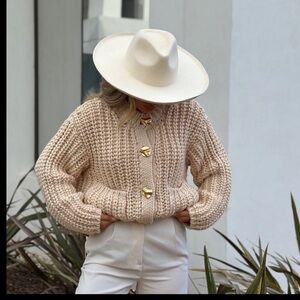 NEW HOUSE OF HARLOW CHUNKY CARDIGAN SIZE S AND M
🚨NO DISCOUNT